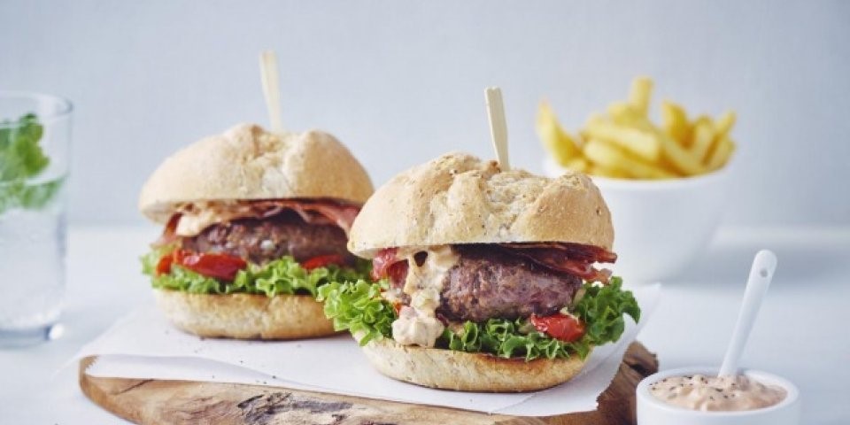 hamburger met frietjes